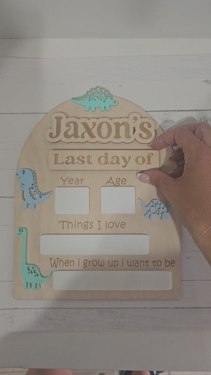 Interchangeable dinosaur plaque