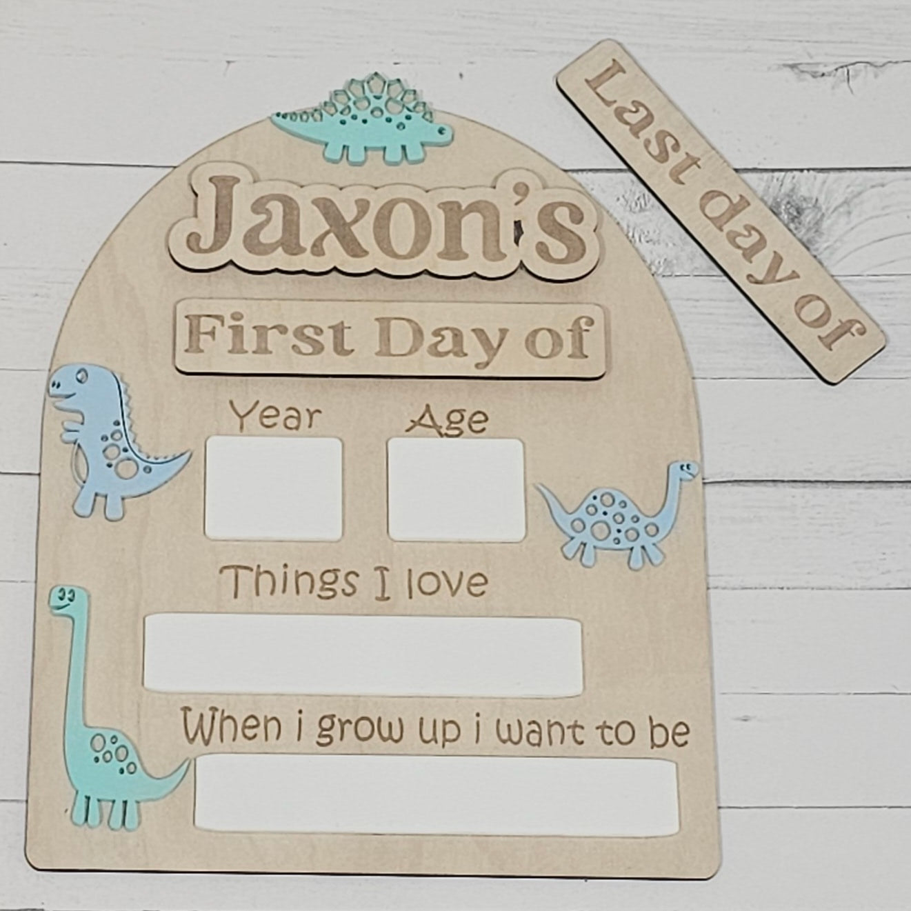 Interchangeable dinosaur plaque